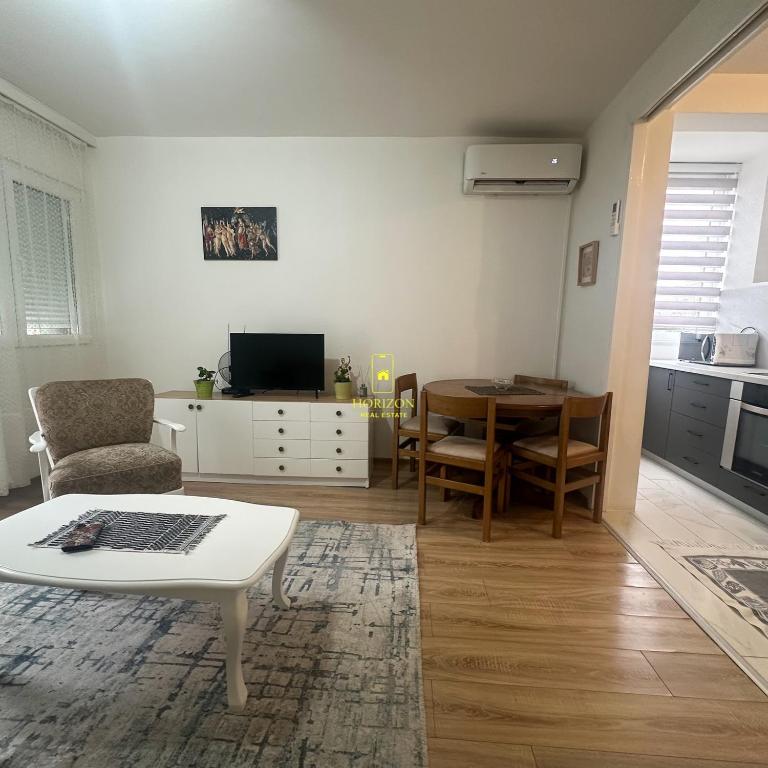Central Hub Apartment, Free Parking and Travel Base - One-Bedroom Apartment - 8