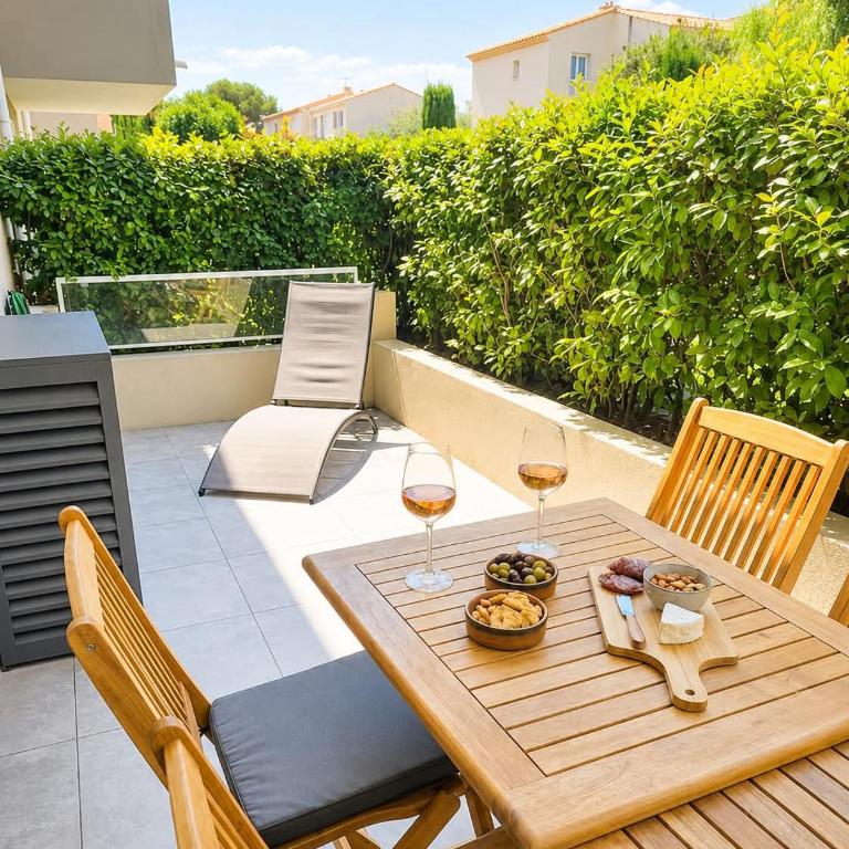 Refuge des Plages-T3 neuf climatisé - Terrasse Sud - proche mer et port à Fréjus - Two-Bedroom Family Apartment - 1