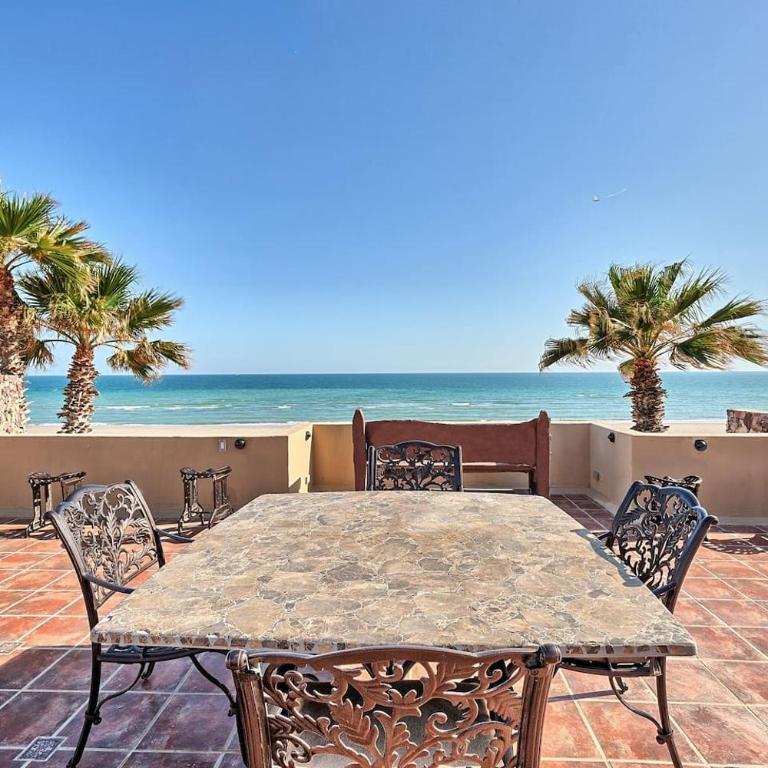 Unparalleled Luxury Beachfront House on the Water - Villa - 11