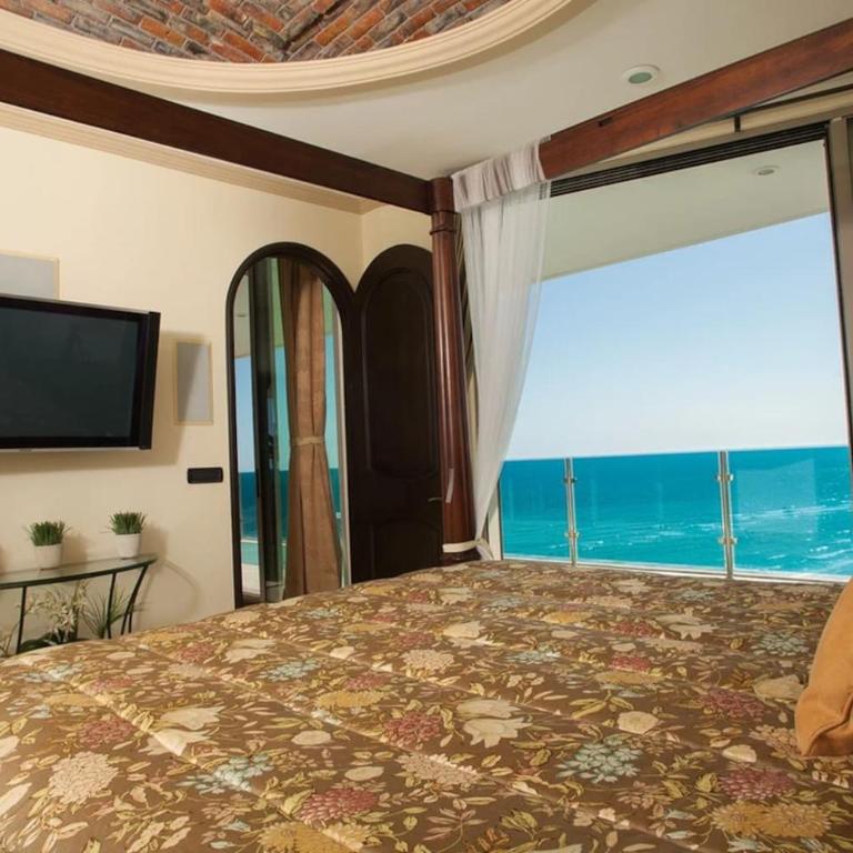 End Unit Penthouse at Esmeralda Private Jacuzzi - Three-Bedroom Apartment with Ocean View - 11