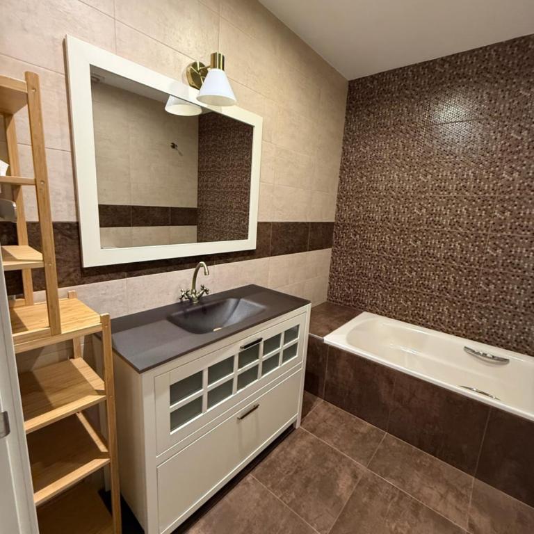 Rooming Madrid Chinatown - Doppelzimmer mit Balkon - 2