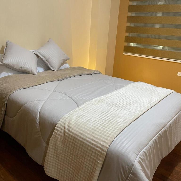 House in downtown Riobamba, excellent location - Three-Bedroom Apartment - 20