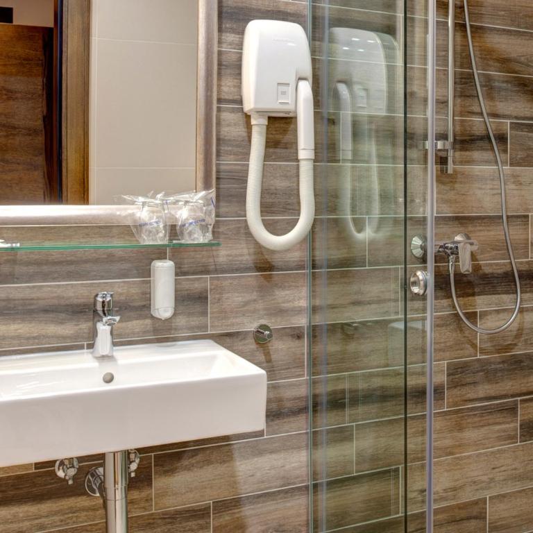 Garni Hotel Zavicaj - Superior Quadruple Room with Free Parking and Soft Drinks - 7