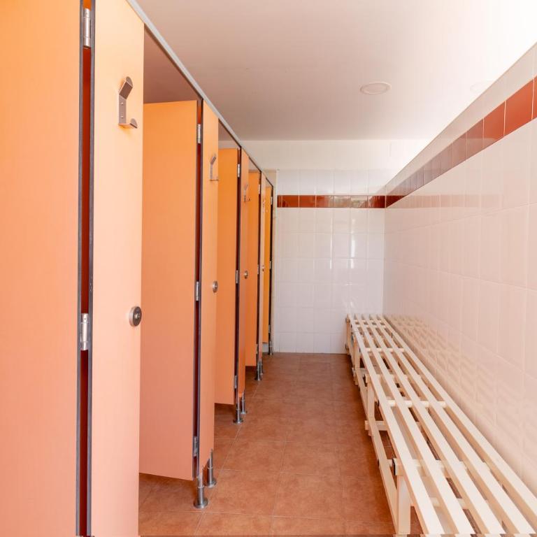 Camping Cambrils Caban - Parcela Confort vacía con electricidad - Para caravana, tienda o furgoneta - Hay que llevar tienda, caravana o furgoneta propias - 7