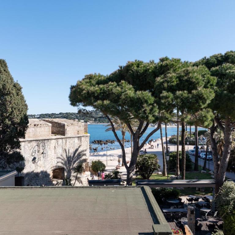 "Philomer Remparts" Art Deco Apartments by Sea and Parc - One-Bedroom Apartment with Ocean View - 3