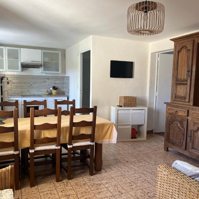 Logement climatisé avec immense terrasse pour 4 personnes - Appartement 2 Chambres - 4