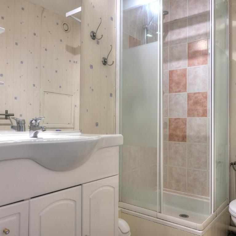 L'Éterlodge Cosy - Au pied des pistes à Chamrousse - Ski in - Ski out - WIFI Fibre - Idéal Séjours Famille ou Amis - Jusqu'à 4 personnes - Apartment mit 1 Schlafzimmer, Balkon und Bergblick - 4