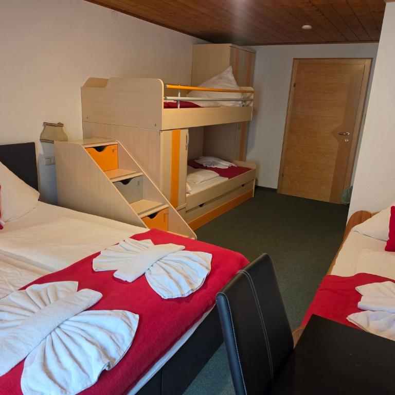Weisses Rössel-Cavallo Bianco - Fünfbettzimmer mit Bergblick - 1