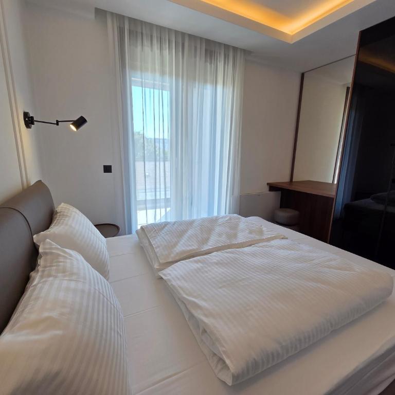 Paster Plaza deluxe apartments - Apartman s 2 Spavaće Sobe sa Balkonom i Terasom - 8