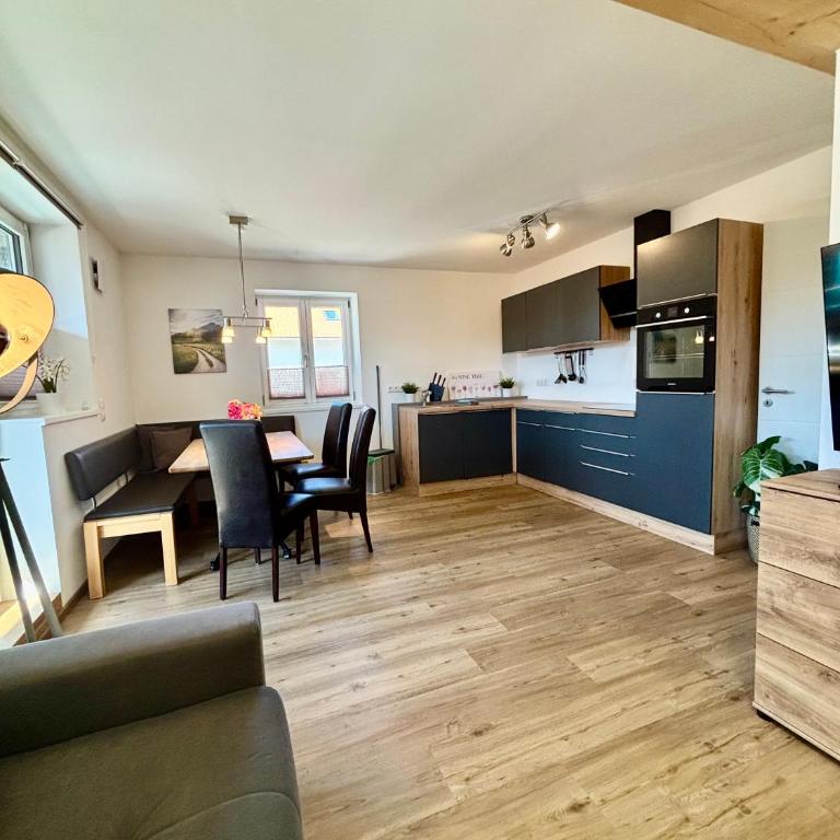 Uii Apartments Oberaudorf - Deluxe Apartment mit Balkon und 2 Schlafzimmern - 2