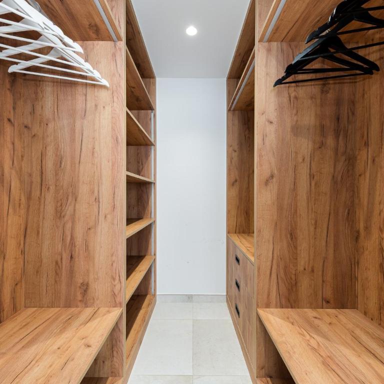 Sunrise Center Suites - Deluxe Apartment - 8