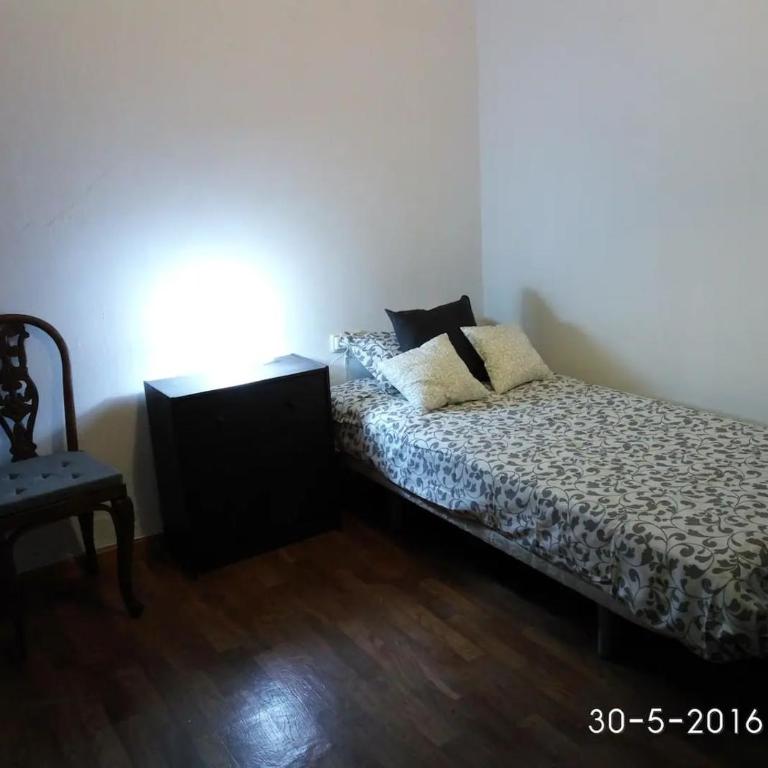Modern Flat Valencia - Three-Bedroom Premium Apartment with Balcony - 11