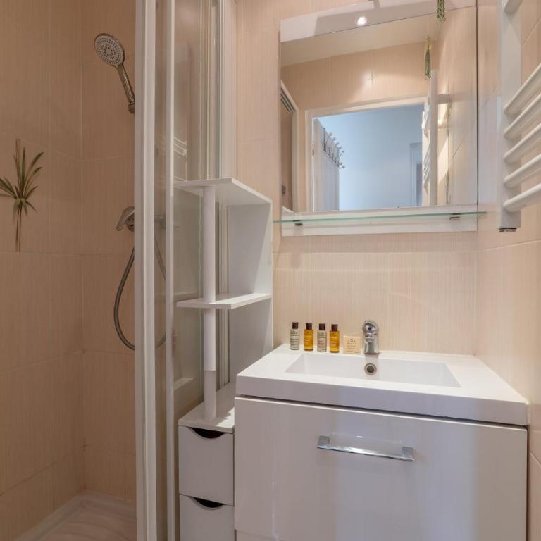 Charming 1BR Top Floor in Montmartre with Elevator - Appartement - 20