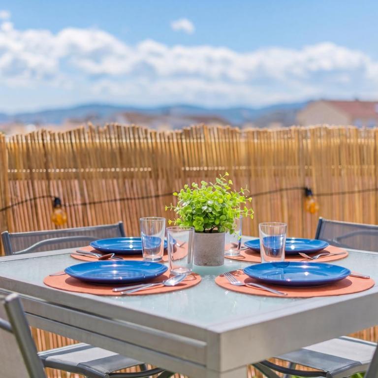 COSY WAVES T1 bis centre Saint-Raphaël Plages, gare à pied, terrasse & parking - Apartment mit 1 Schlafzimmer - 32