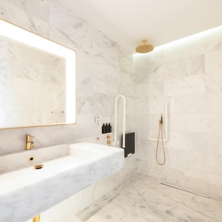 Almanac Barcelona - King Room with Roll-In Shower - Disability Access - 2