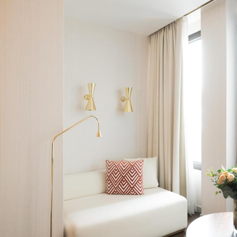 Almanac Barcelona - King Room with Roll-In Shower - Disability Access - 3