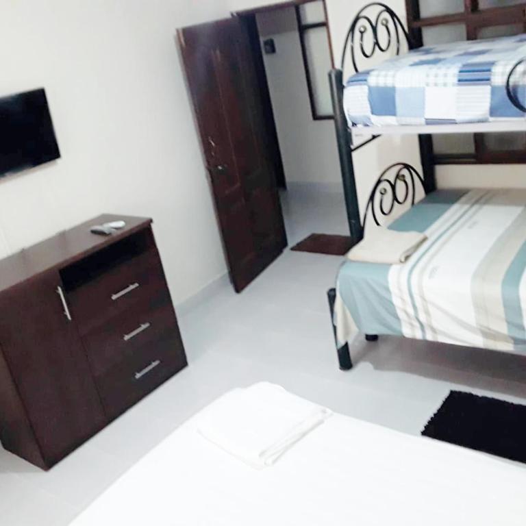 Hostal Independencia - Family Room with Shared Bathroom - 2