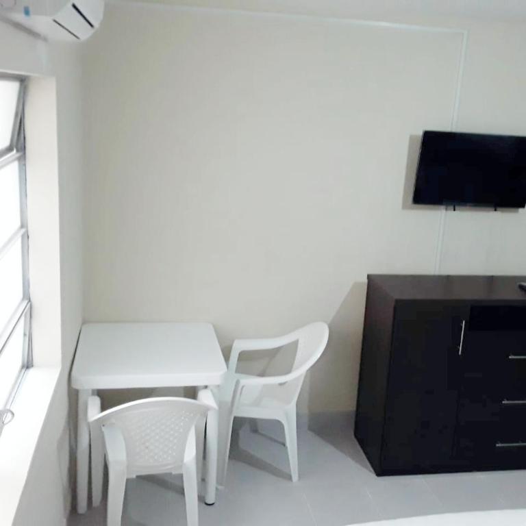 Hostal Independencia - Family Room with Shared Bathroom - 4