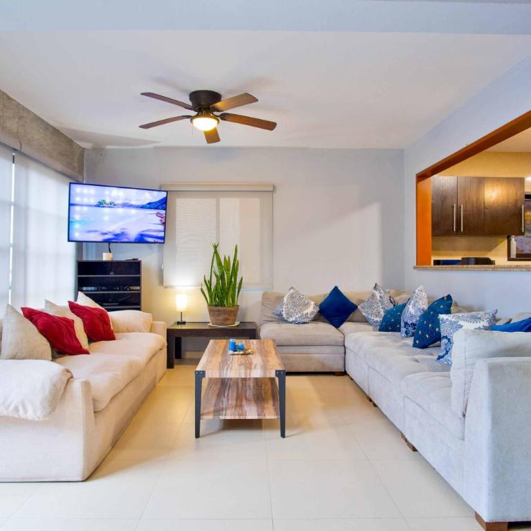 Gaming Villa - 4 Bedrooms - Private Pool - Movie Theater - fits 10 - Casa de 4 dormitorios - 11