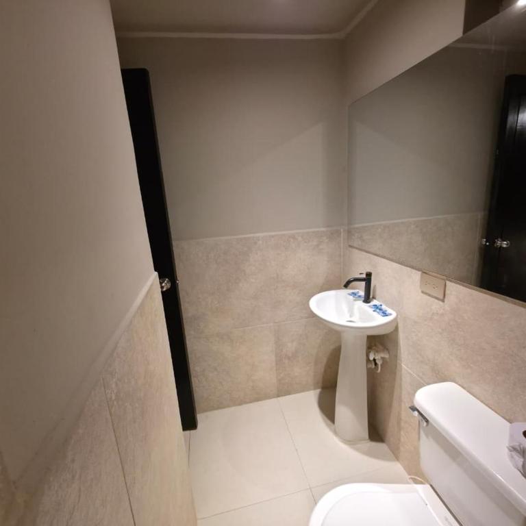 Hotel Garden Laureles - Standard Family Room - 10