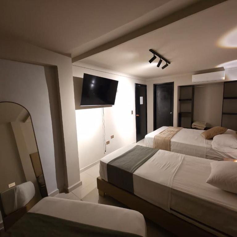 Hotel Garden Laureles - Standard Family Room - 6