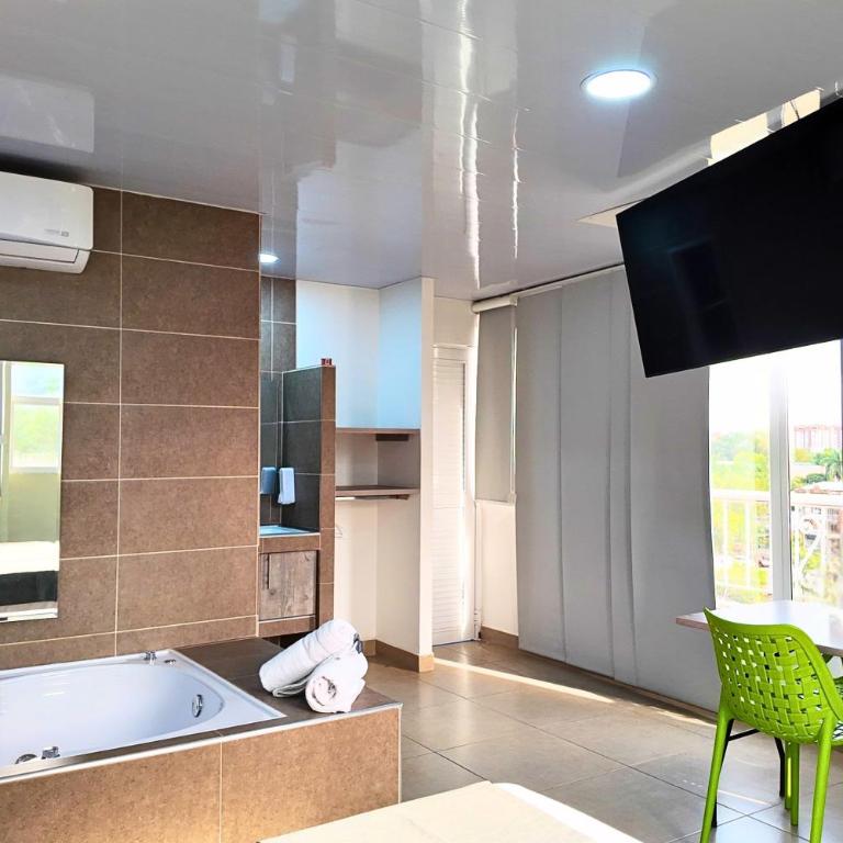 Aparta Hotel EcoSuite - Suite Superior con cama extragrande - 4