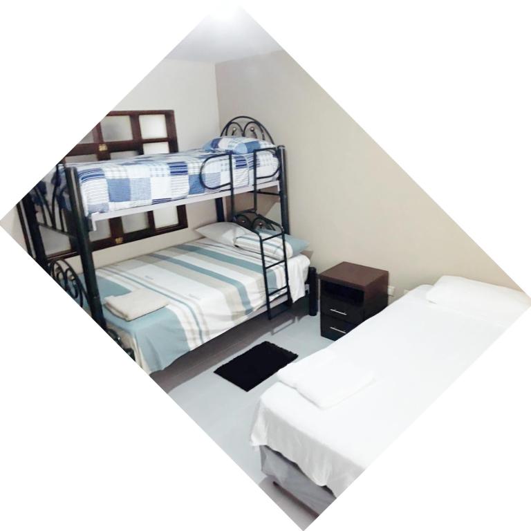 Amaca Hostal - Family Room with Shared Bathroom - 4