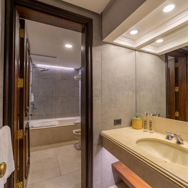 Radisson Montevideo Victoria Plaza Hotel - Suite Premium - Cama extragrande - 1