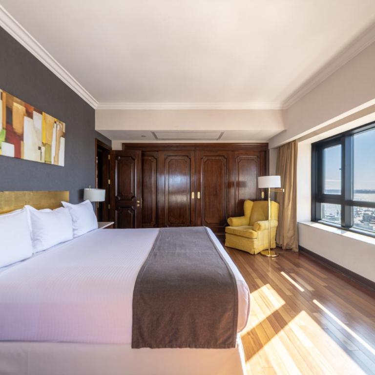 Radisson Montevideo Victoria Plaza Hotel - Suite Executive Ambassador con cama extragrande - 1