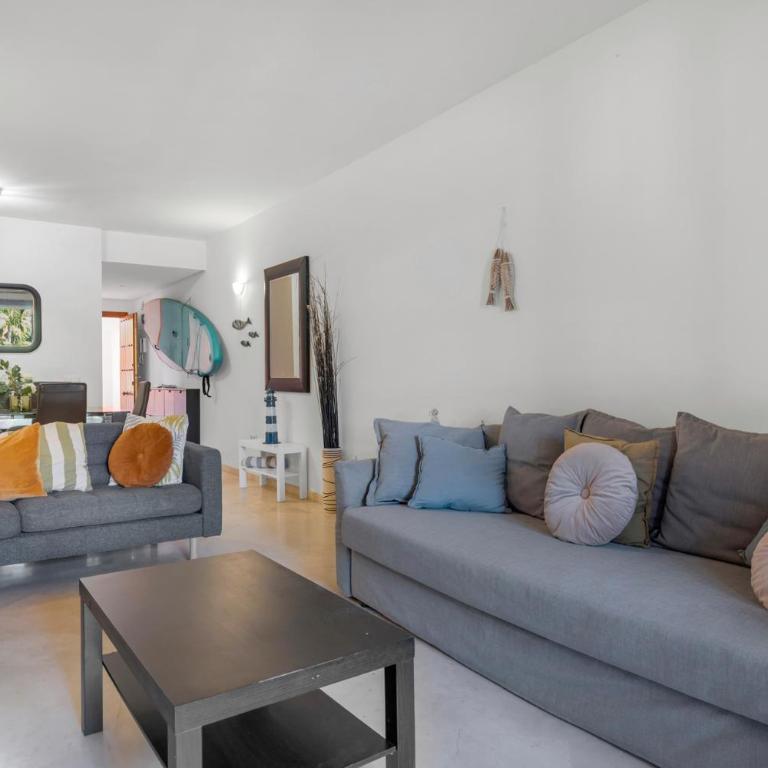 Superb Family Friendly Apt Short Walk to Beach - Apartamento de 2 dormitorios con vistas a la piscina - 7