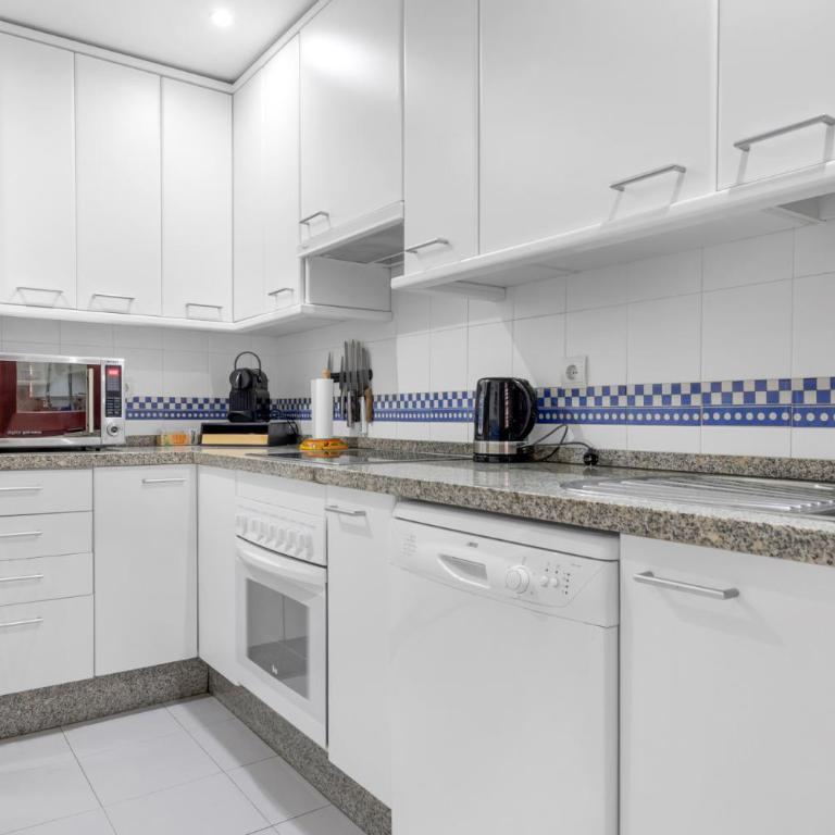 Superb Family Friendly Apt Short Walk to Beach - Apartamento de 2 dormitorios con vistas a la piscina - 32