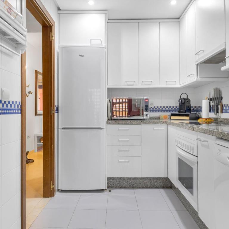 Superb Family Friendly Apt Short Walk to Beach - Apartamento de 2 dormitorios con vistas a la piscina - 33