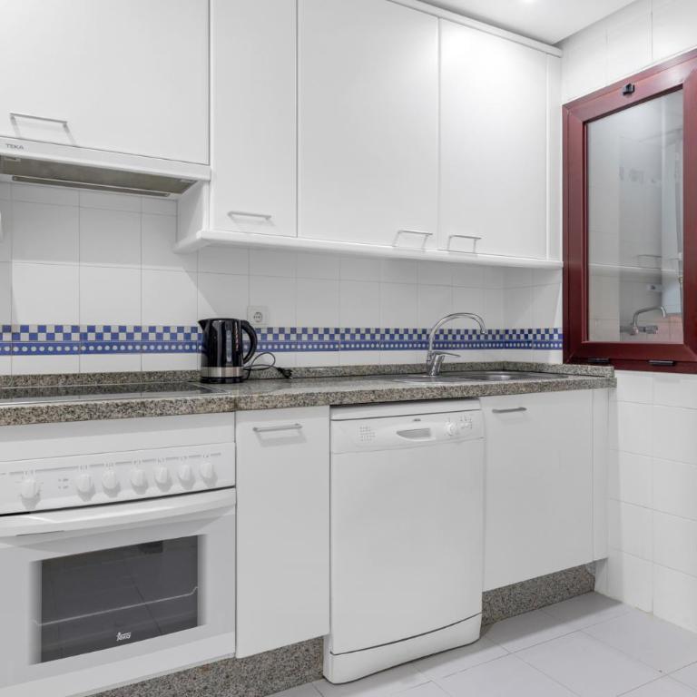 Superb Family Friendly Apt Short Walk to Beach - Apartamento de 2 dormitorios con vistas a la piscina - 31