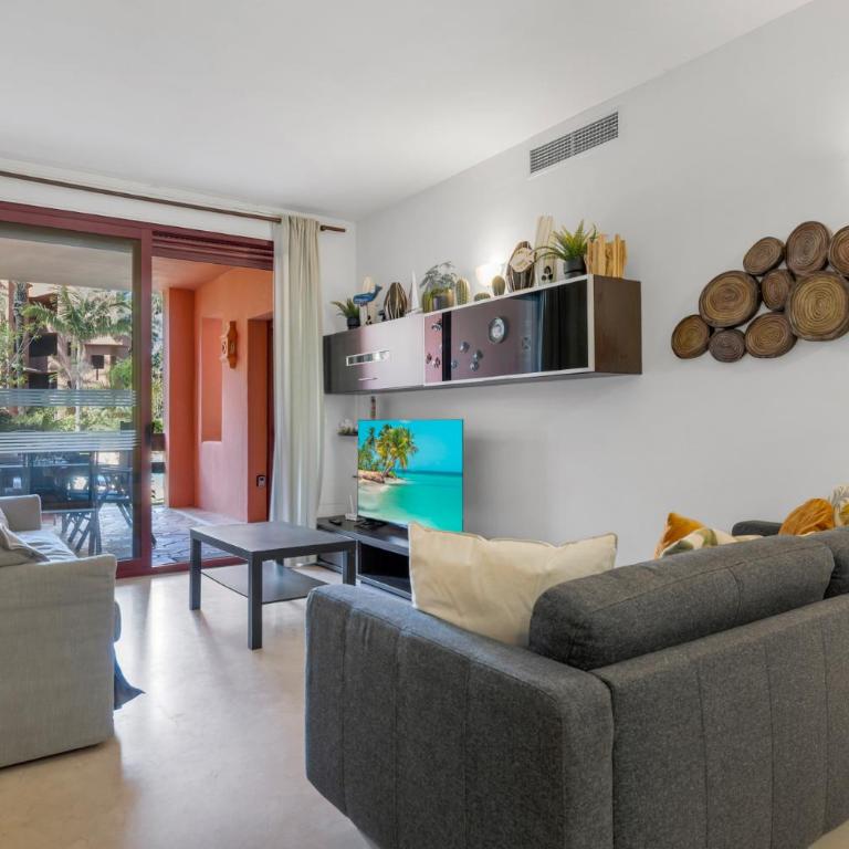Superb Family Friendly Apt Short Walk to Beach - Apartamento de 2 dormitorios con vistas a la piscina - 8