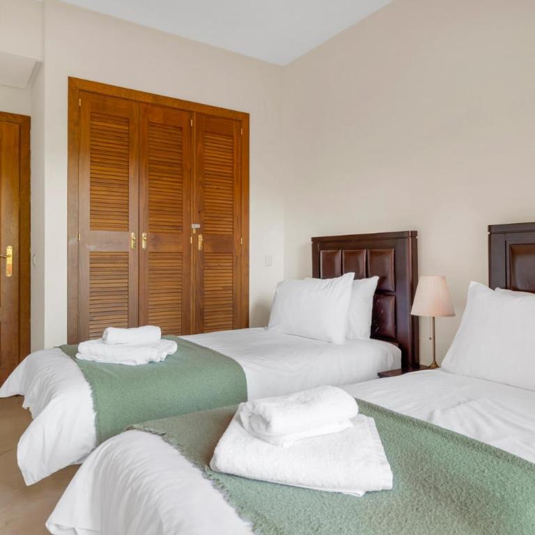 Superb Family Friendly Apt Short Walk to Beach - Apartamento de 2 dormitorios con vistas a la piscina - 20