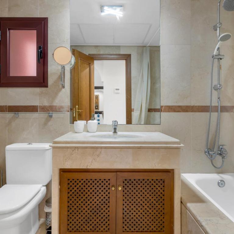 Superb Family Friendly Apt Short Walk to Beach - Apartamento de 2 dormitorios con vistas a la piscina - 30