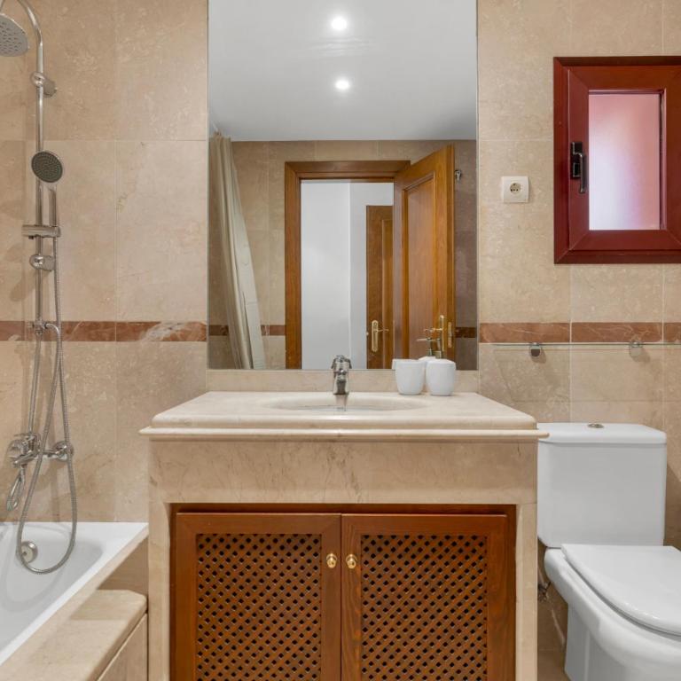 Superb Family Friendly Apt Short Walk to Beach - Apartamento de 2 dormitorios con vistas a la piscina - 27