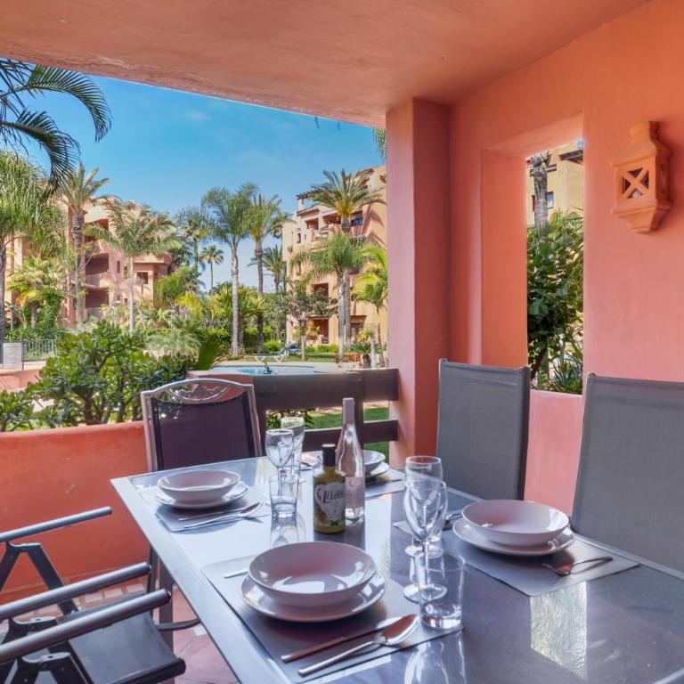 Superb Family Friendly Apt Short Walk to Beach - Apartamento de 2 dormitorios con vistas a la piscina - 3