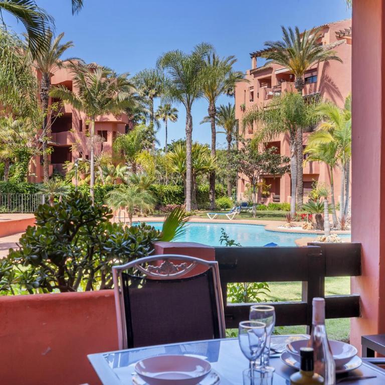 Superb Family Friendly Apt Short Walk to Beach - Apartamento de 2 dormitorios con vistas a la piscina - 1