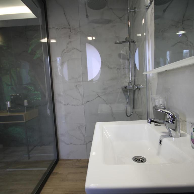 B&B Botel Charlie - Deluxe Zimmer mit Queensize-Bett - 12
