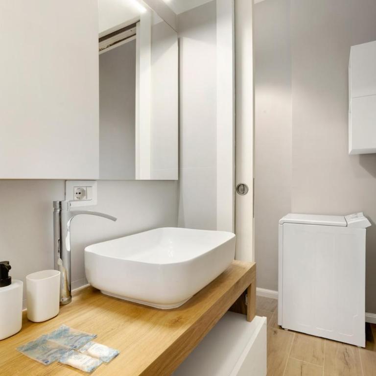 Modern Home Milano with Wi-Fi & AC 15 min to Duomo - Appartamento con 1 Camera da Letto - 12