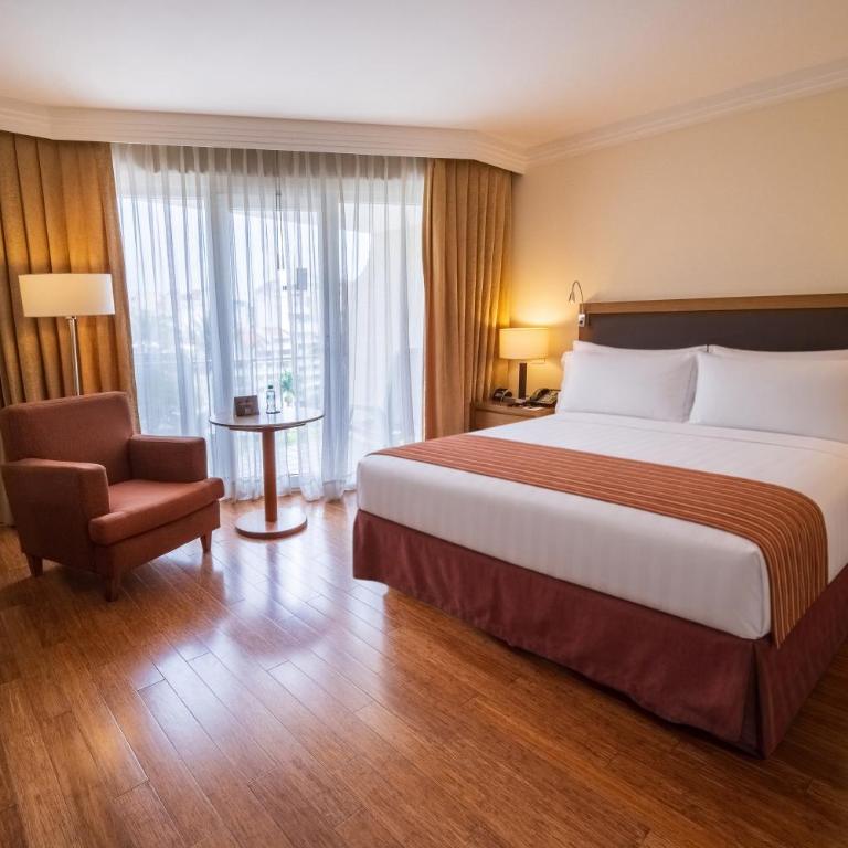 Hotel Intercontinental Cali by IHG - Classic Queen Room with Balcony - 2