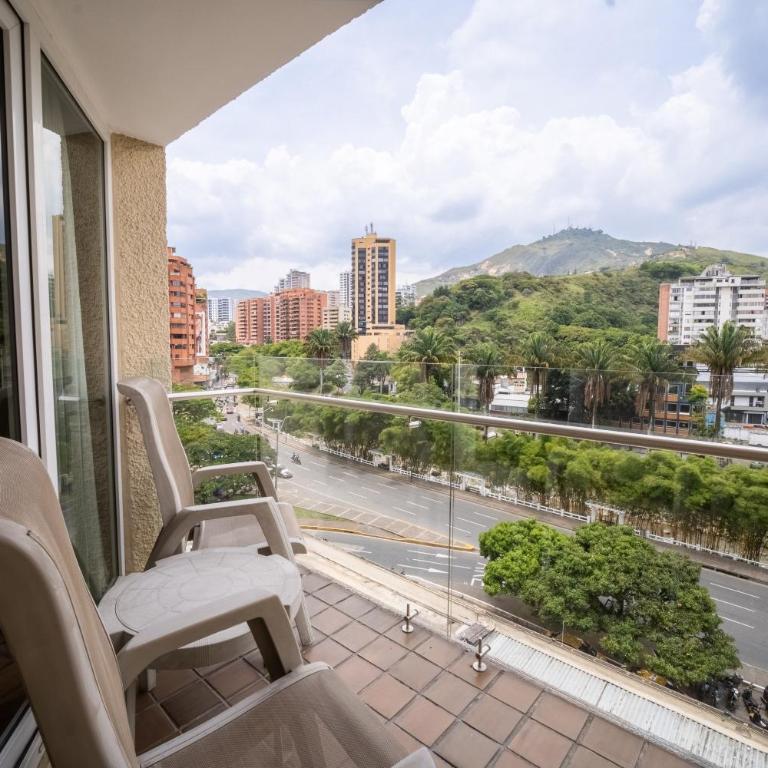 Hotel Intercontinental Cali by IHG - Classic Queen Room with Balcony - 4