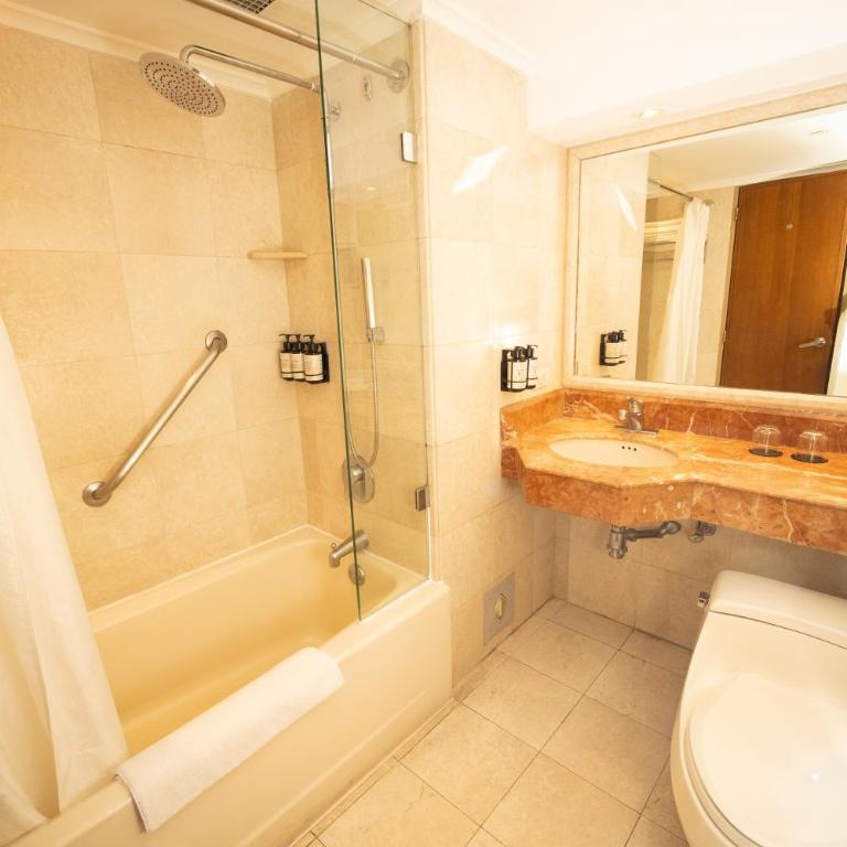 Hotel Intercontinental Cali by IHG - Classic Queen Room with Balcony - 5