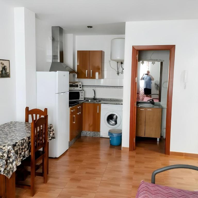 Apartamento Tranquilo facil aparcamiento solo alquilamos a familias y parejas - Apartamento - 2