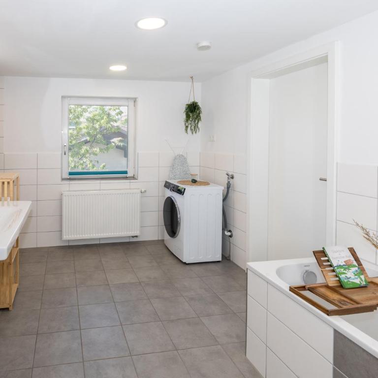 Design-Suite am Bach - 100qm Ruhe, 5 Min zum Bahnhof & aktivCARD - Apartment mit 2 Schlafzimmern und Balkon - 12