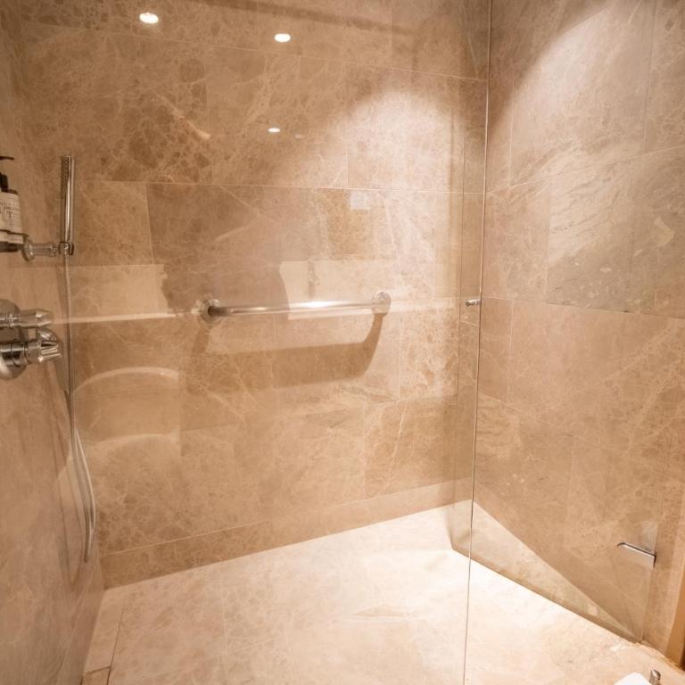 Hotel Intercontinental Cali by IHG - Junior Queen Suite with Lounge - 4