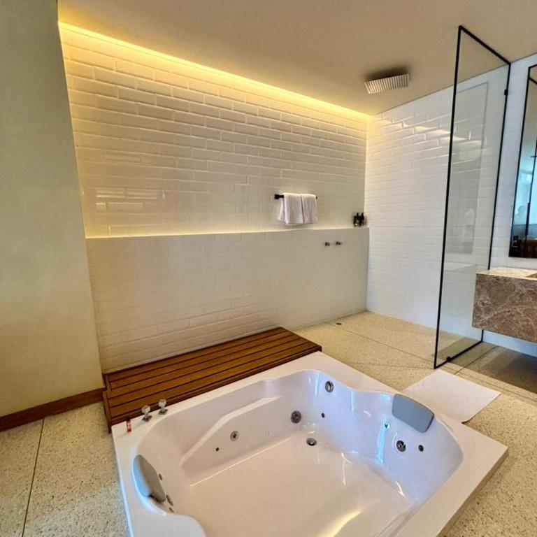 Iconik Hotel - Studio with Spa Bath - 13