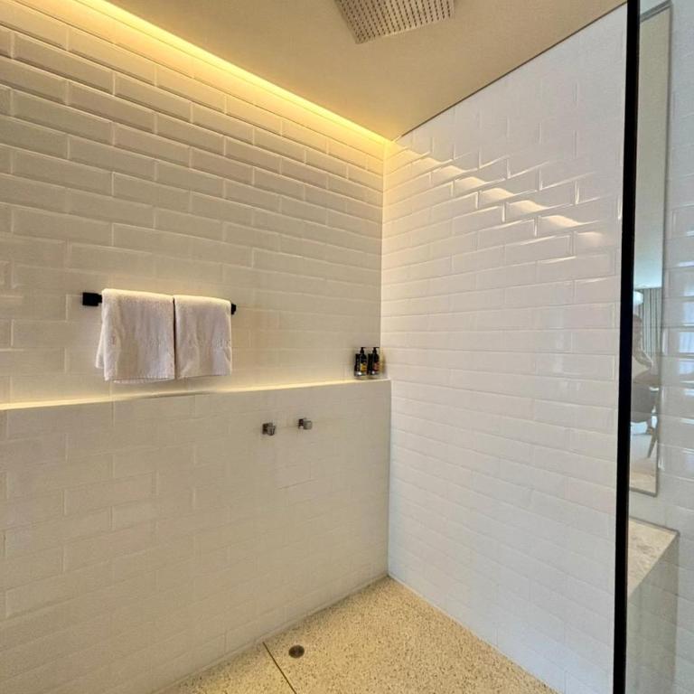 Iconik Hotel - Studio with Spa Bath - 11