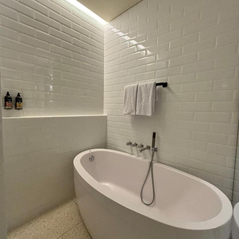 Iconik Hotel - Deluxe Double Room with Bath - 10